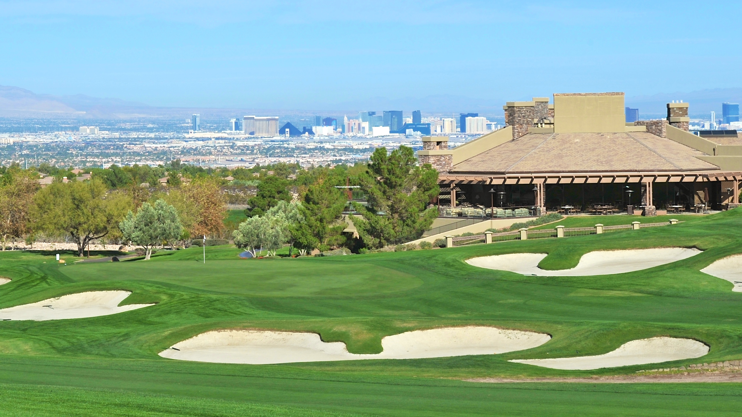 Hole #18 green view and Clubhouse.jpg